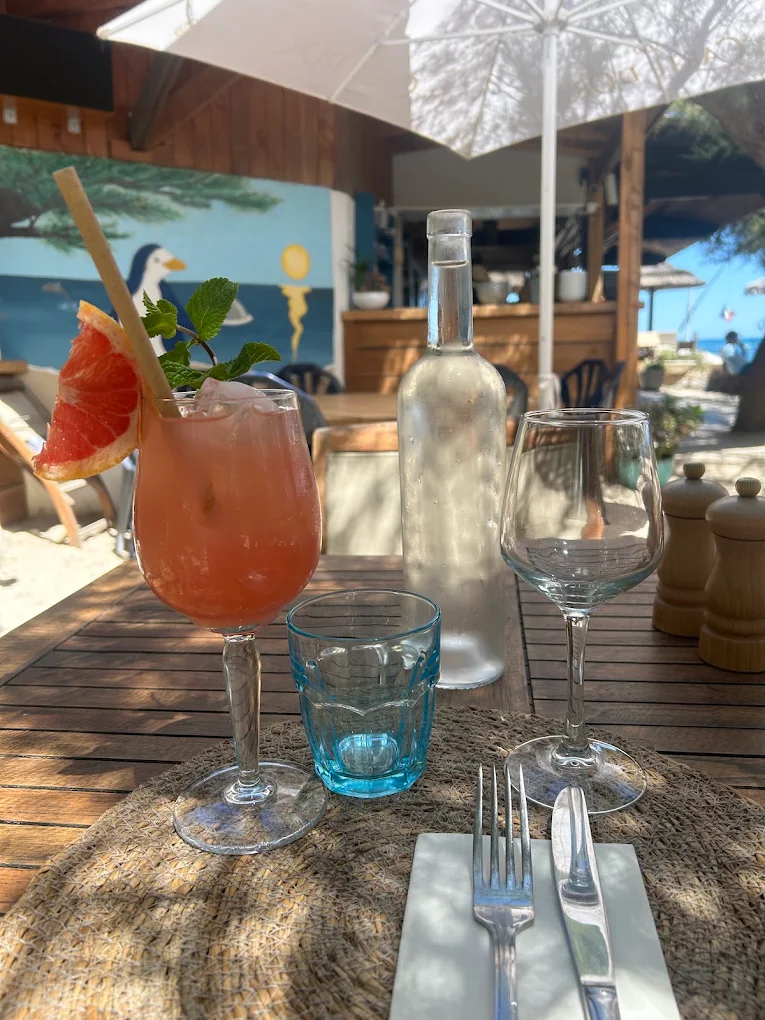 Cocktail signature frais servi au bar de plage